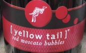 黄尾袋鼠酒庄红莫斯卡托起泡酒(Yellow Tail Bubbles Red Moscato, South Eastern Australia, Australia)