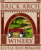 拱門(mén)紅色小馬車(chē)紅葡萄酒(Brick Arch Winery Little Red Wagon, Iowa, USA)